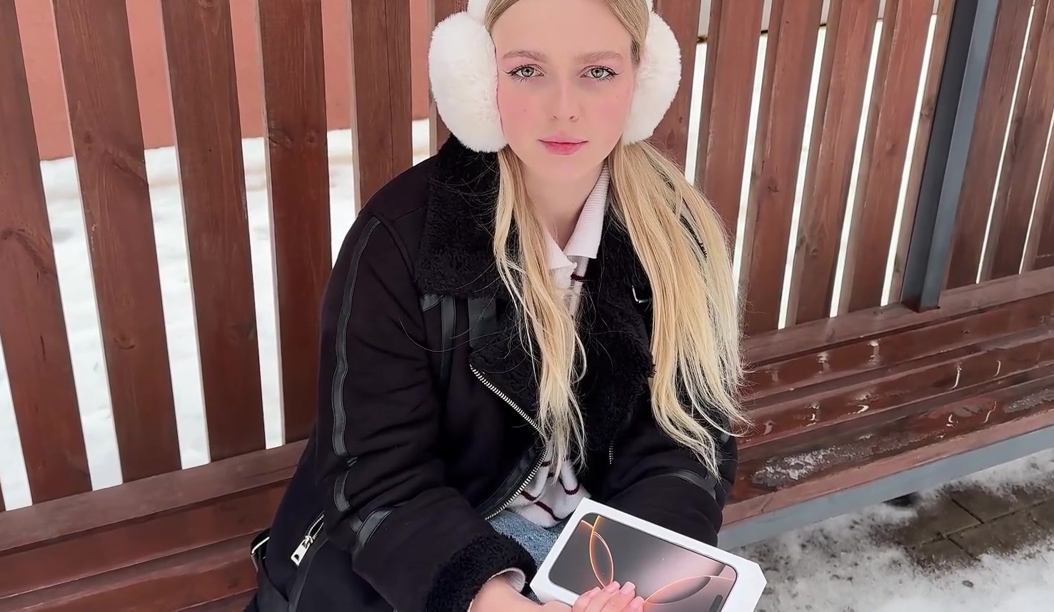 Image Un inconnu s'est fait piéger pour avoir des relations sexuelles avec un nouvel iPhone 16 Pro Max.